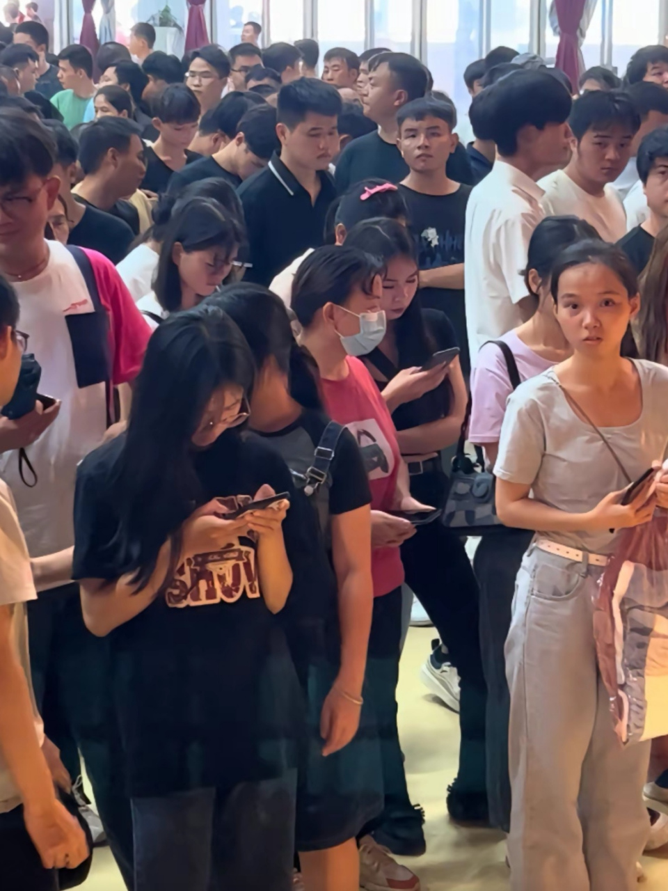 富士康普工面试现场,随随便便就是上千人,有多少人是一边骂富士康血汗