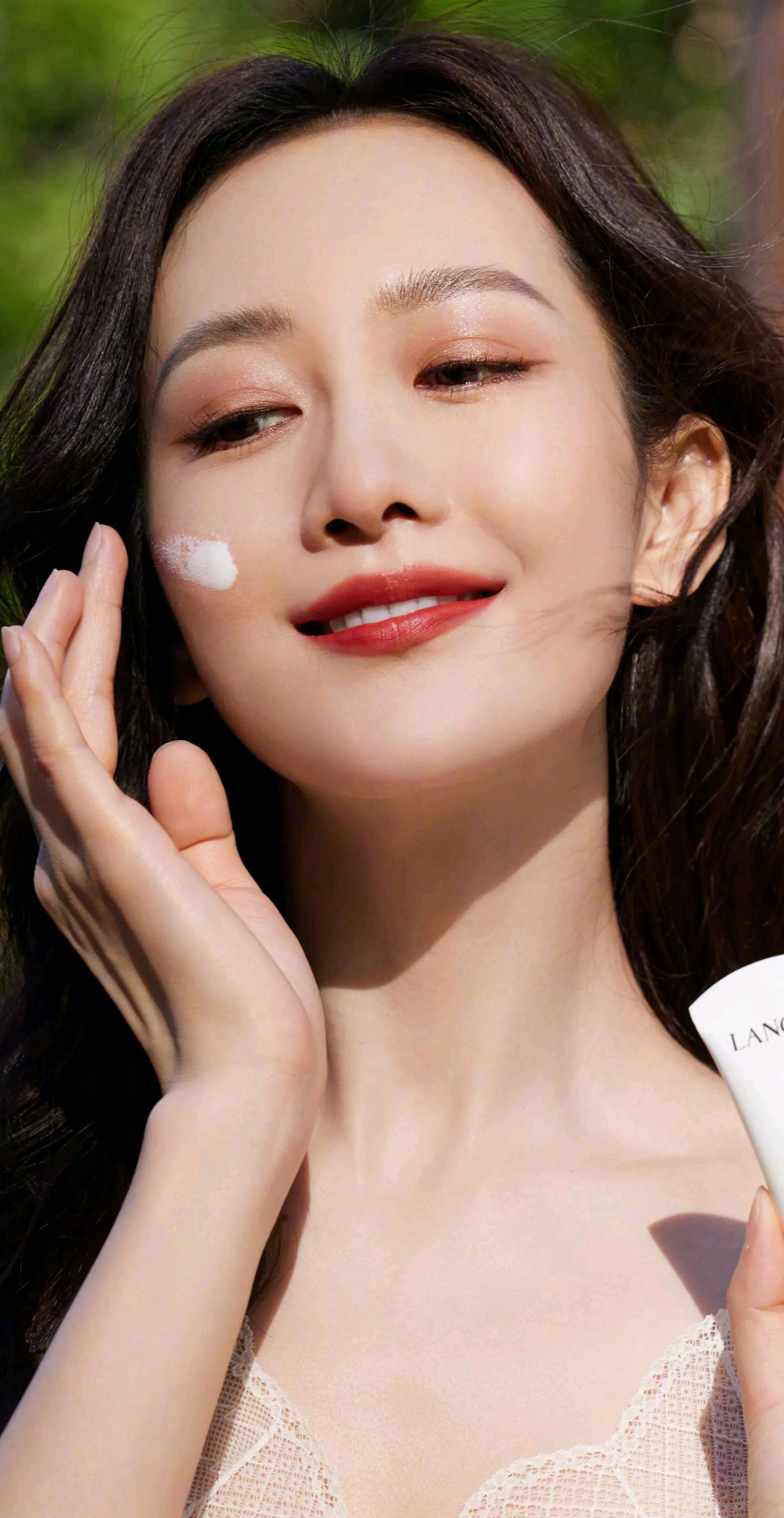 王鸥五官端正气质佳,冰肌玉肤,苗条妩媚