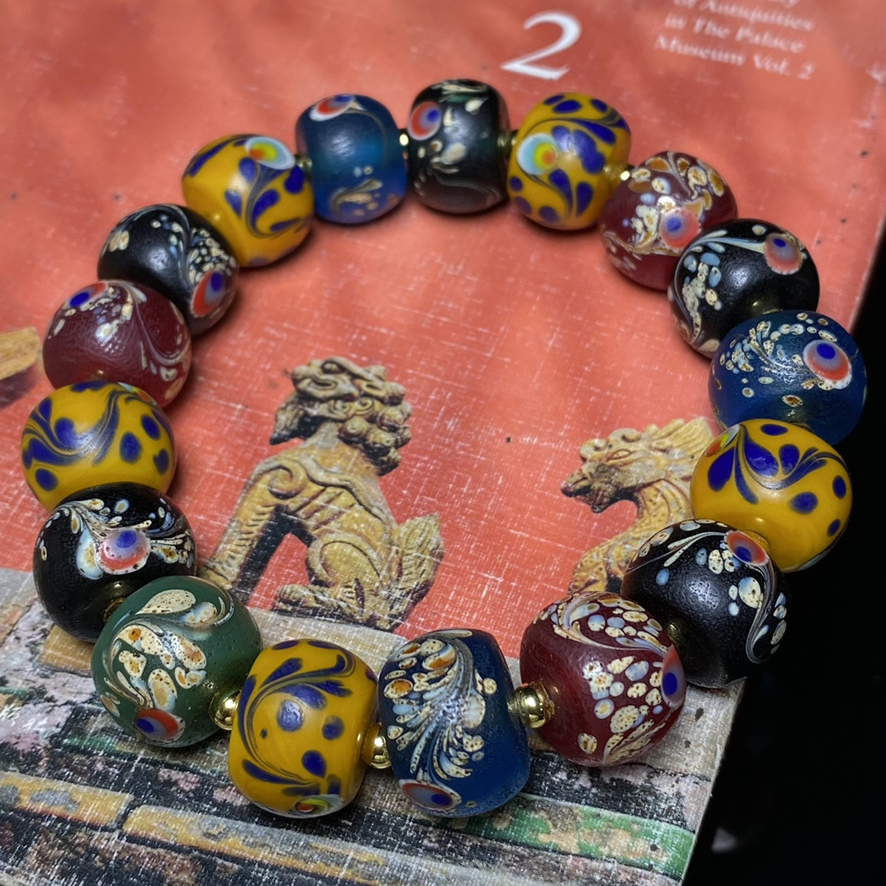 偶遇老者珍藏佛家七宝之一老琉璃凤尾手链——罕见带凤眼的琉璃古珠