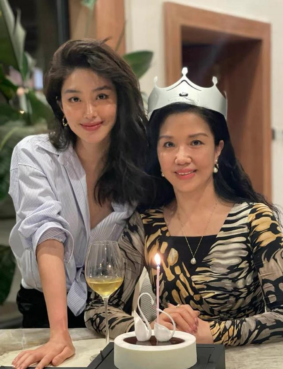 杨采钰和妈妈,除了鼻子不像,剩下的简直像一个模子刻出来的