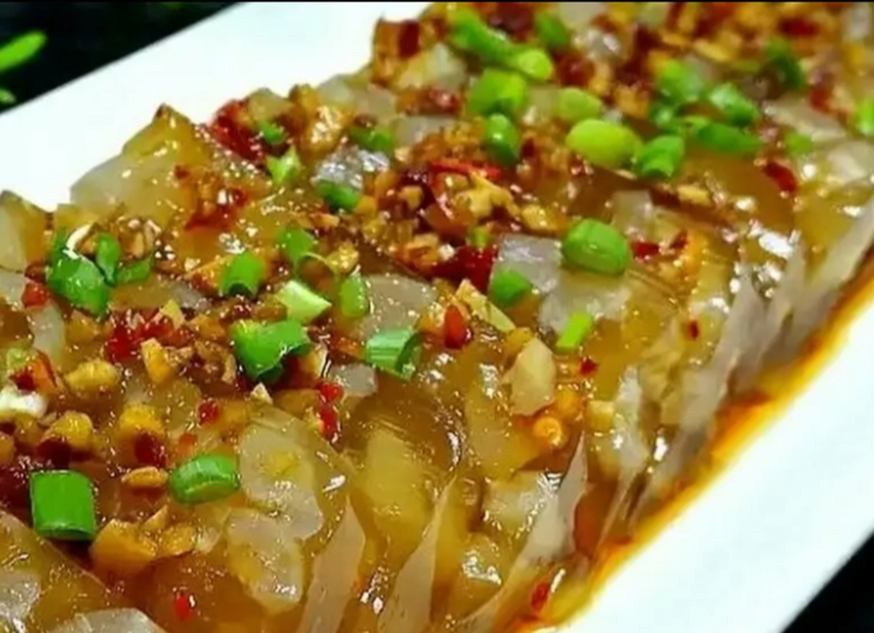 我的美食分享#  水晶皮冻  食材:猪皮,生姜,盐,料酒,八角  做法: 1.