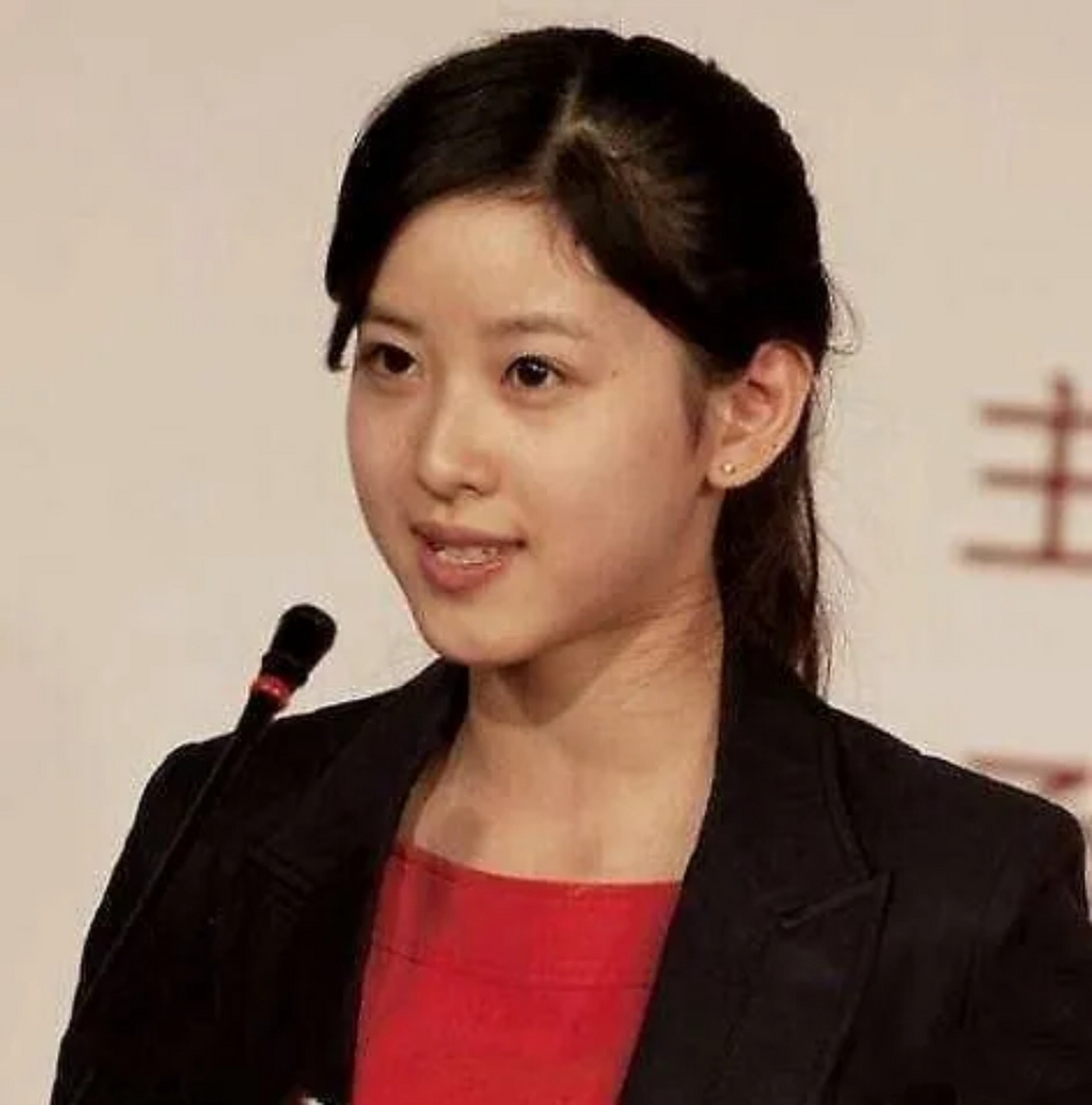 章泽天大学素颜照被疯传!满脸雀斑还单眼皮,与现在简直判若两人