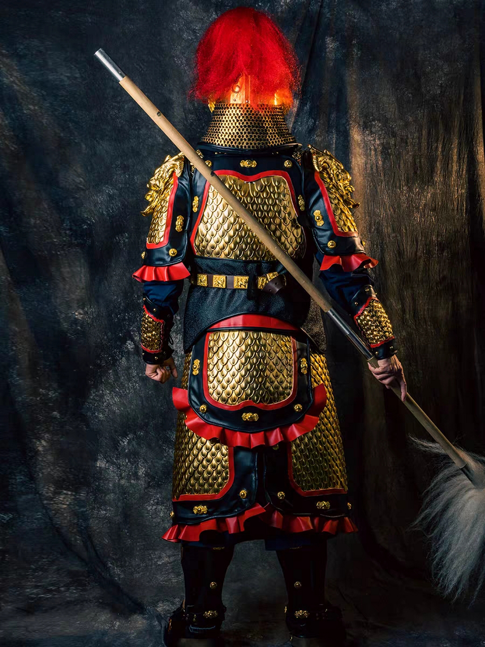 这副甲胄,配哪一副护心镜好呢?