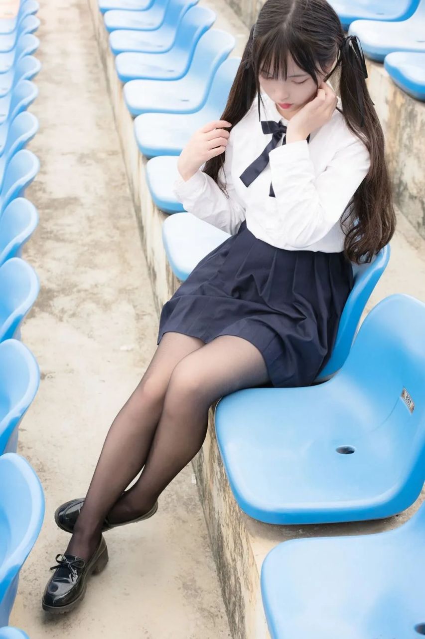 校园风,黑丝美少女娇嫩动人 #春季穿搭# #日常穿搭# #简单耐看的穿搭