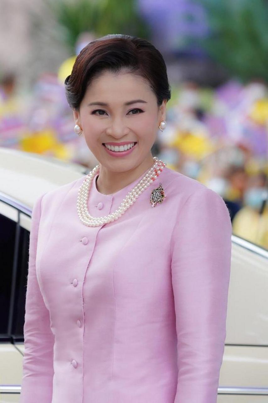 苏提达·哇集拉隆功(suthida vajiralongkorn na ayudhya),哇集拉隆功