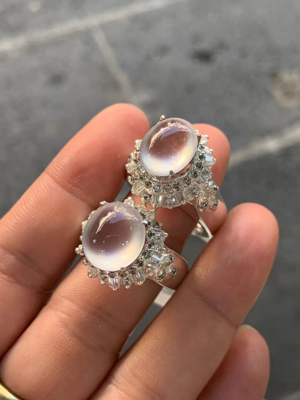 点击头像看直播# #翡翠# 高冰玻白戒面,质地纯净无瑕,种老起荧光