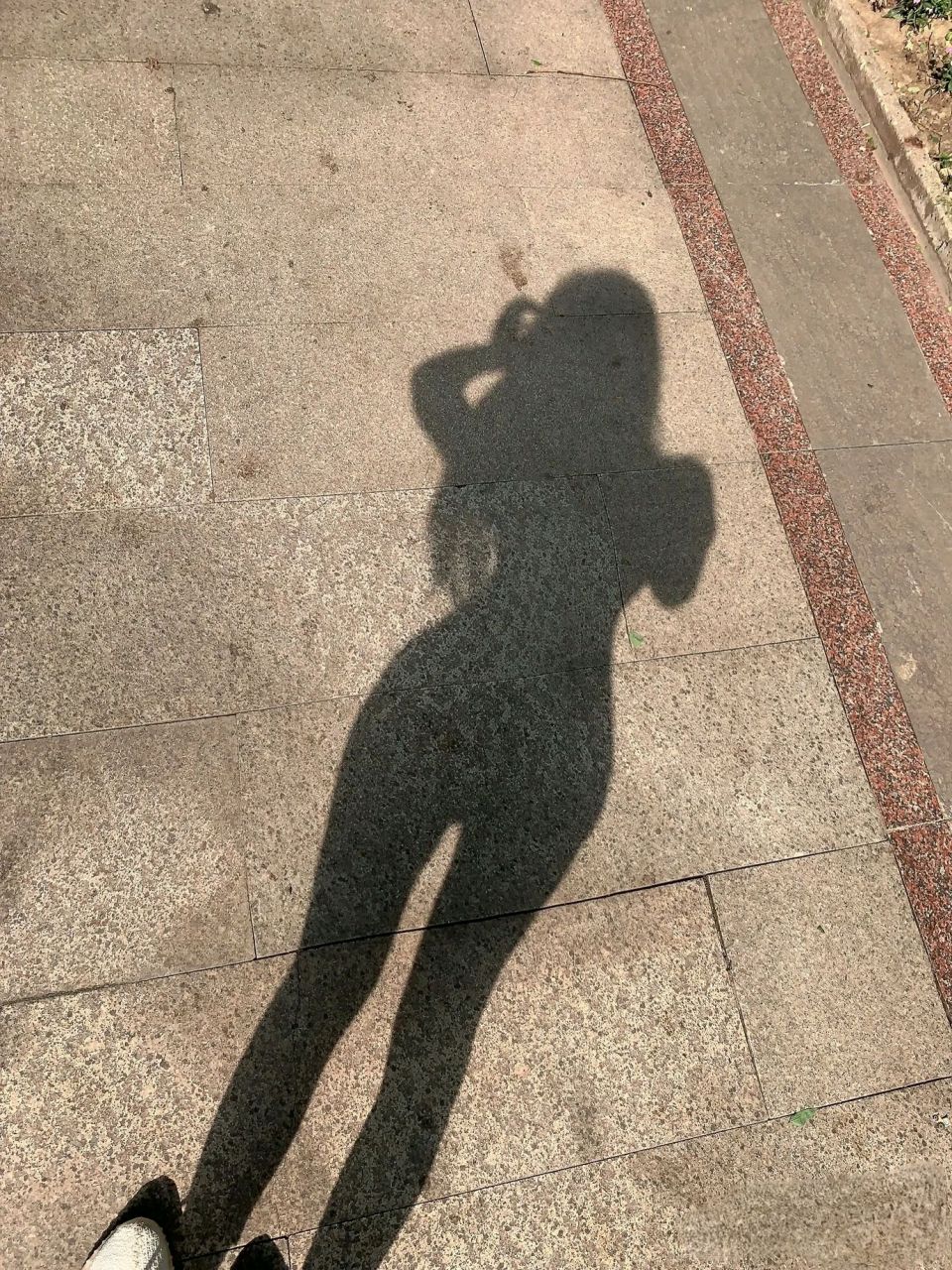 女孩子这身材,连影子都这么招人惦记