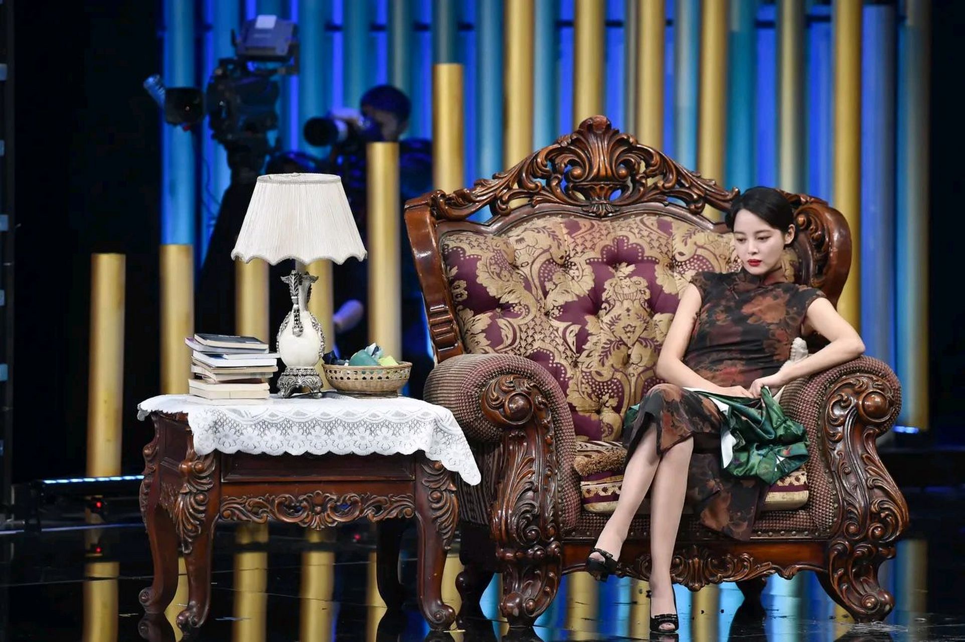 辛芷蕾旗袍造型十分有韵味,妖娆性感#娱乐大赏# #每日明星美图# #一眼