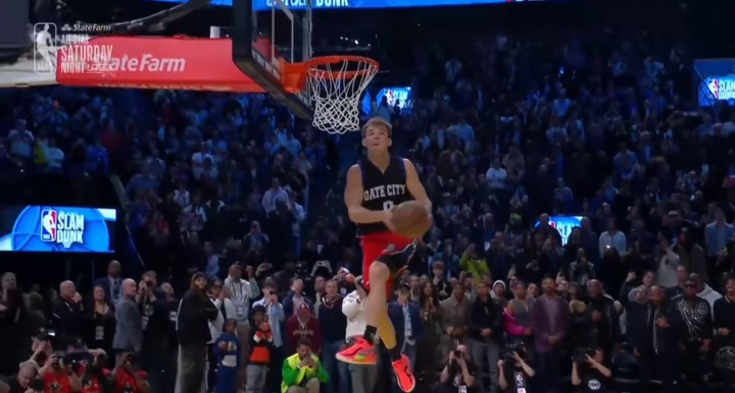 麦克朗540度背扣,获得扣篮大赛冠军.