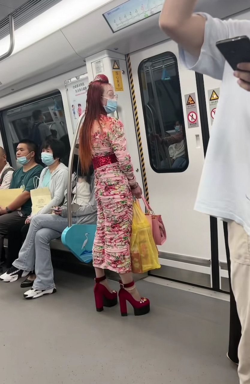 今天坐地铁的人真不多!