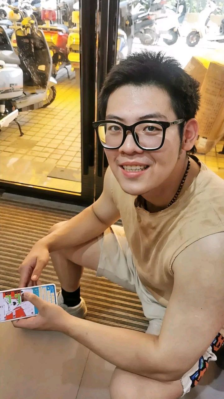 昨晚我们一家三口坐下来聊天,儿子说:"妈妈,我前半年的工资我想自己