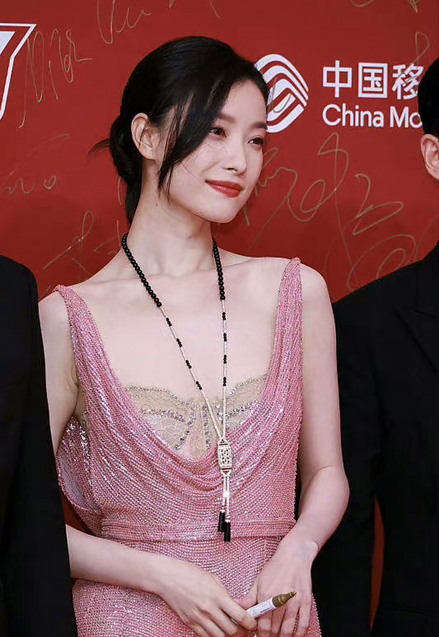 倪妮红毯生图,真的美到闪闪发光啊