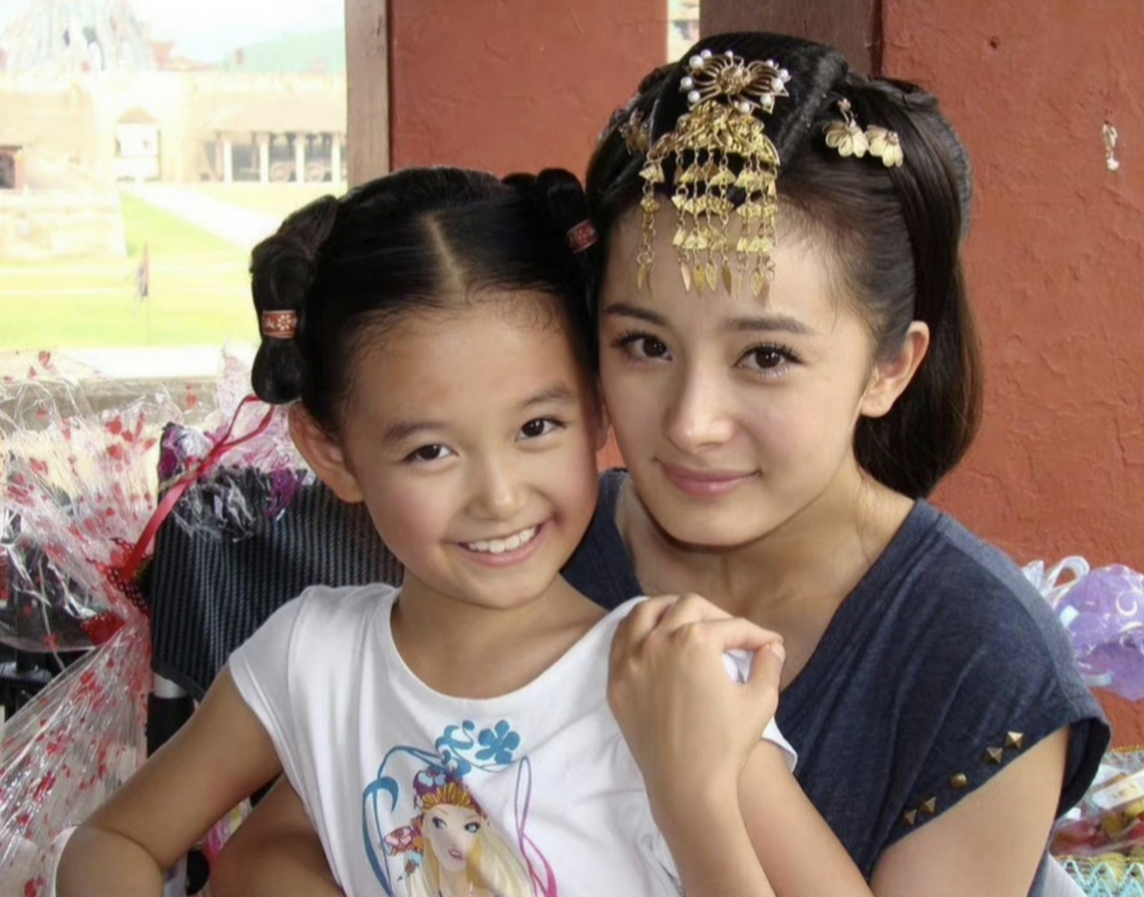 杨幂和蒋依依合照,真的已经好多年了啊,蒋依依都已经长成大美女了