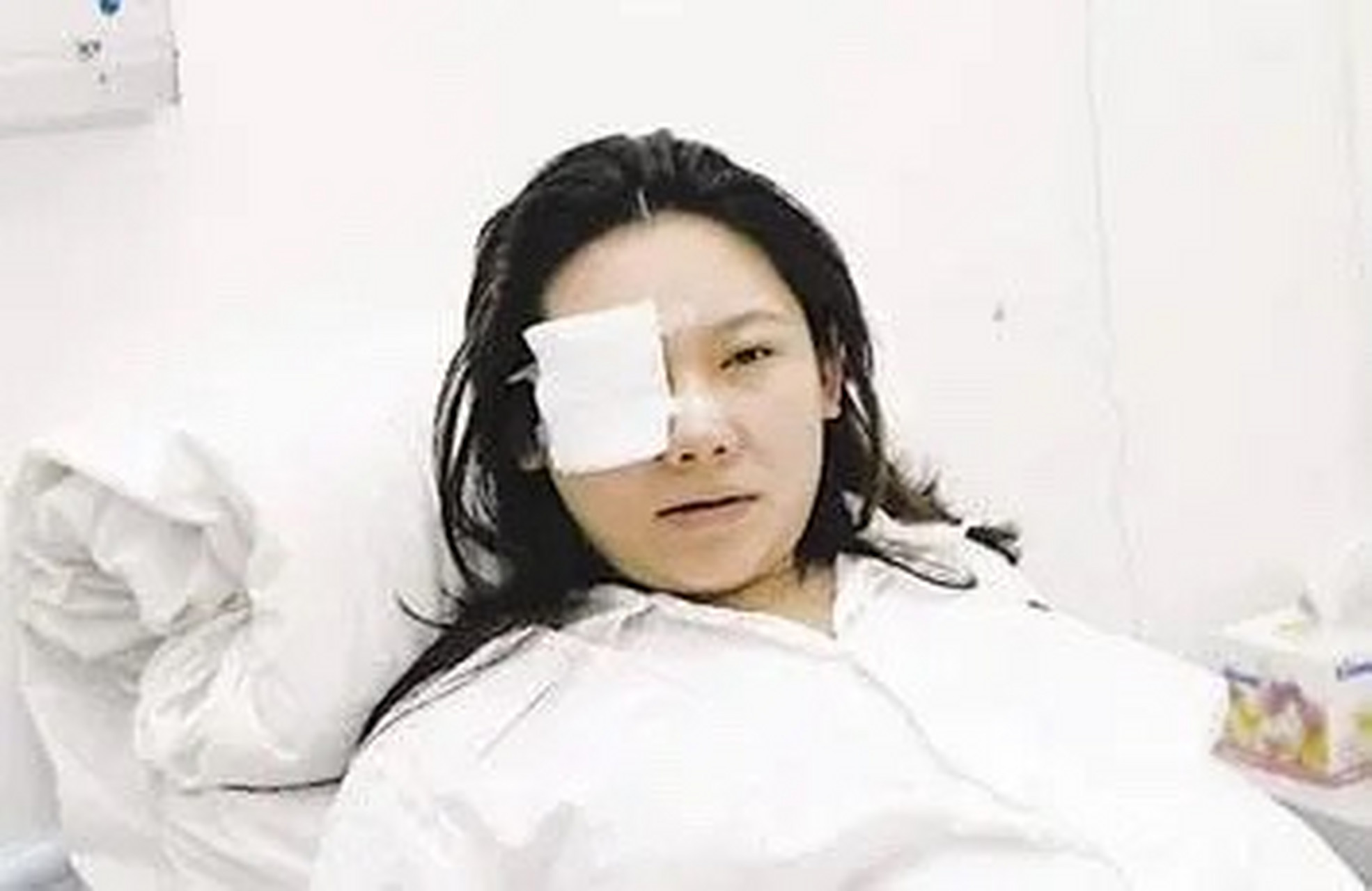 2004年7月,赵薇司机和19人冲进北京三里屯一家饭店的包间,说:"邹雪惹