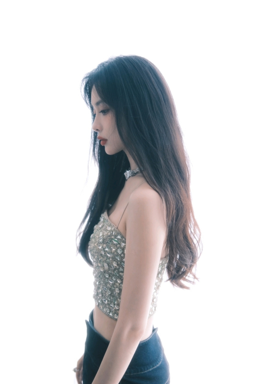 孟子义穿吊带,大秀小蛮腰,完美的腰部曲线迷人至极!