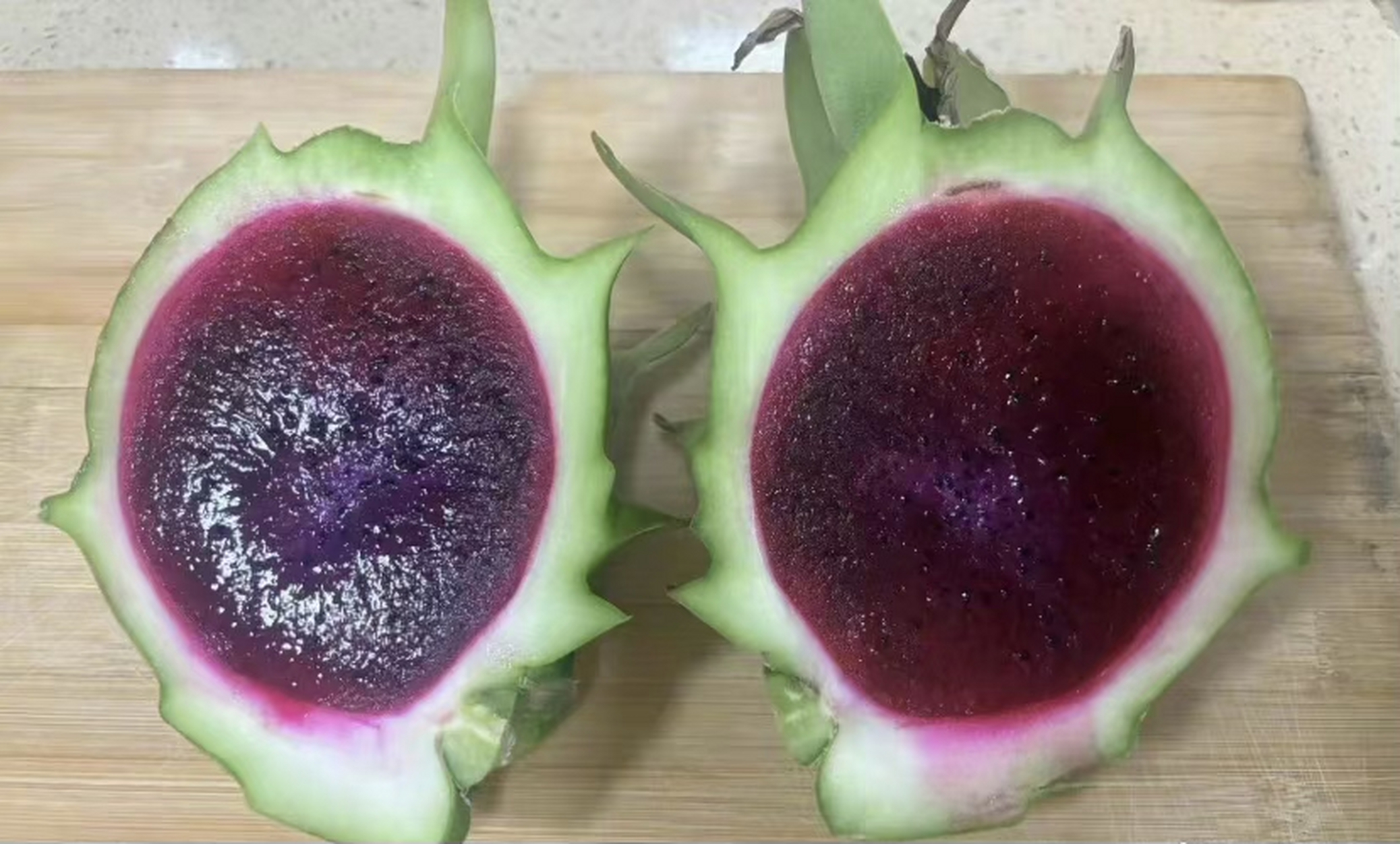 青皮红心火龙果,还以为没熟呢.