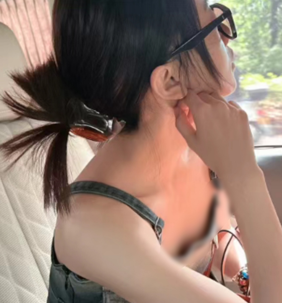 吴谨言分享素颜生活照,皮肤底子白皙细腻,戴着墨镜托下巴的样子依然有