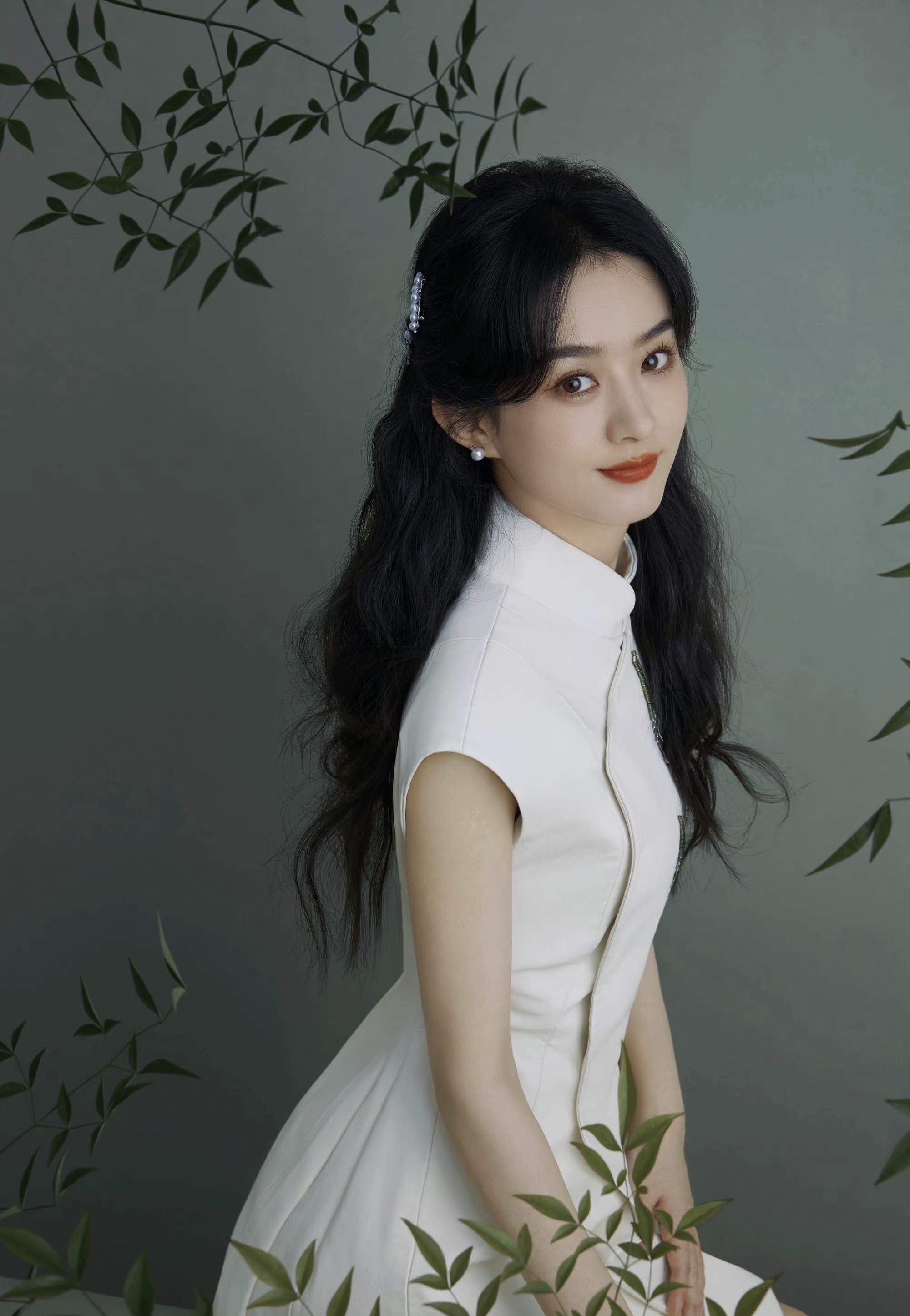 赵丽颖白色旗袍造型温婉大气,角色由演员转换成歌手,影迷变歌迷