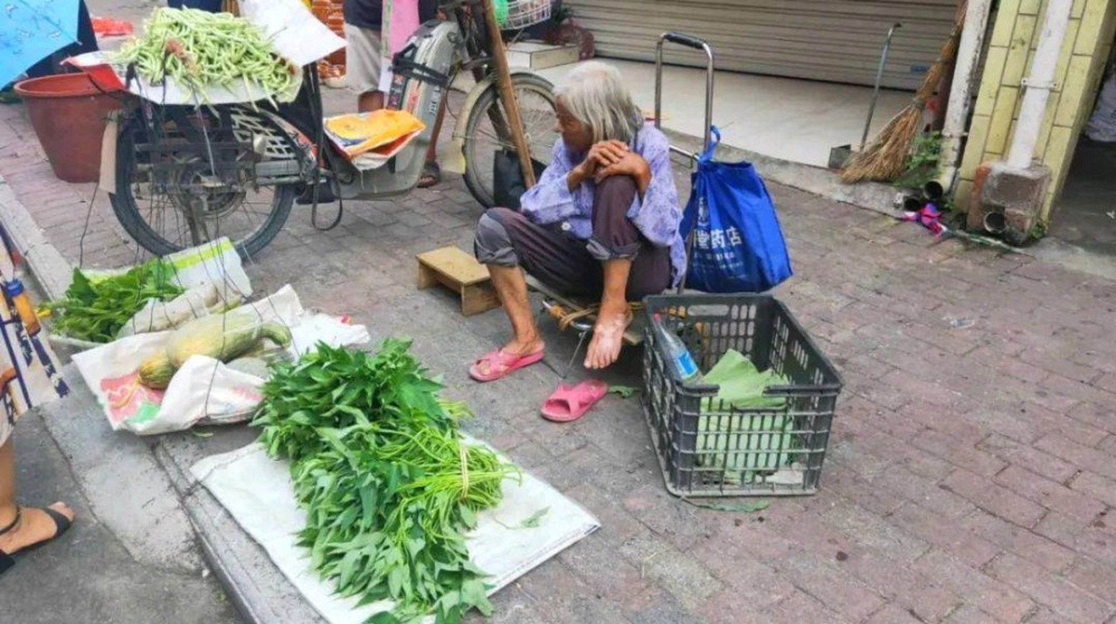 因为卖菜的大部分都是六七十岁的老人,她们总会喊我大妹子或者妹妹!