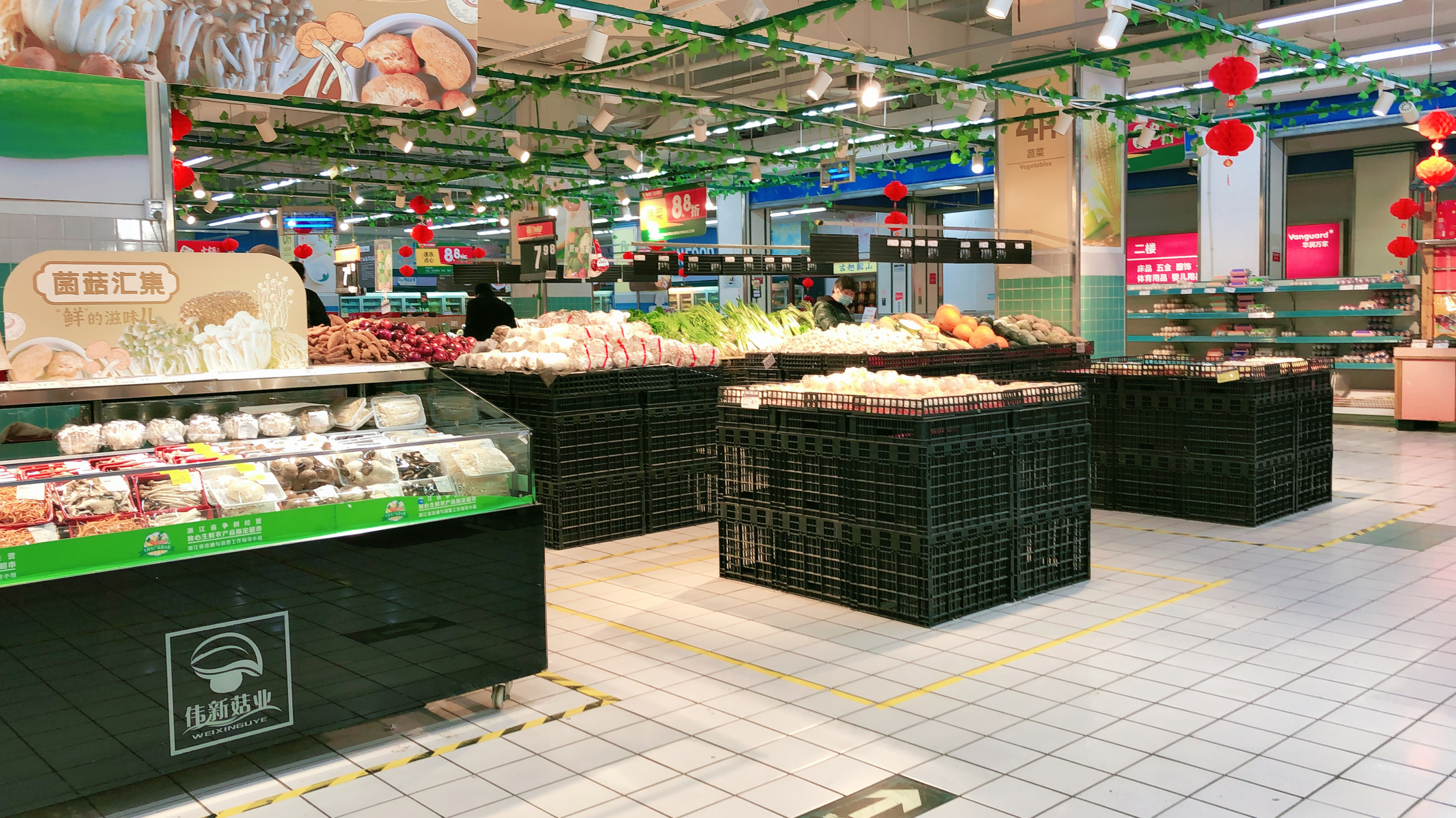 之前的超市人流量很大,现在就连周末超市也是冷冷清清的没几个人.