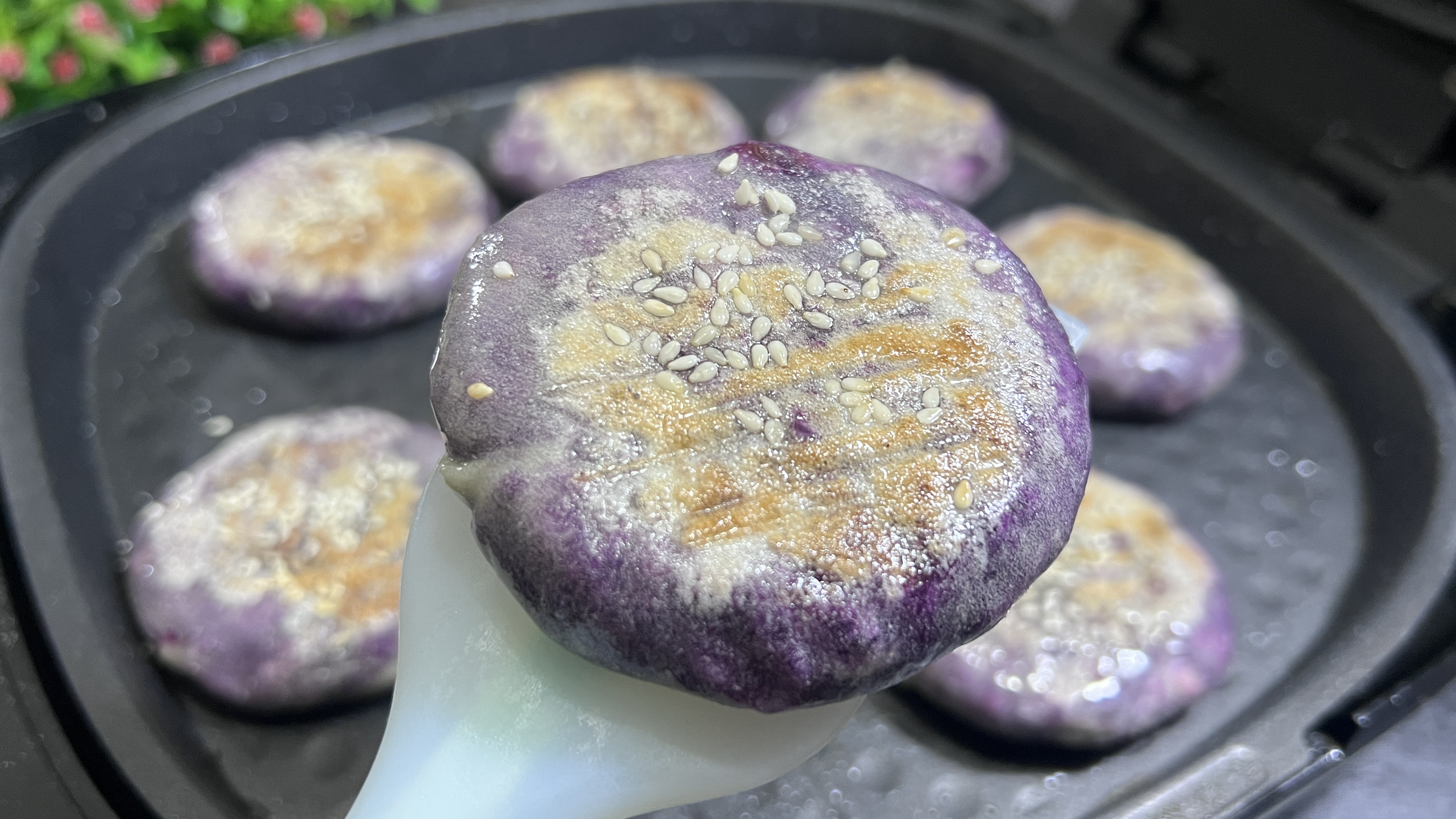 紫薯别熬粥了，不用和面不加糯米粉，试试做紫薯小饼，香甜又拉丝