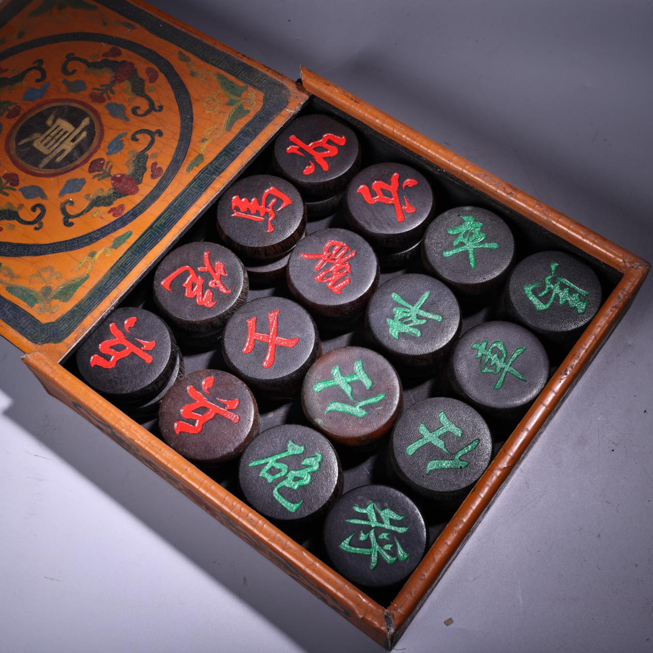 珍品旧藏收老罕见犀牛角雕刻象棋一套 保存完好   雕工精湛  配老漆器