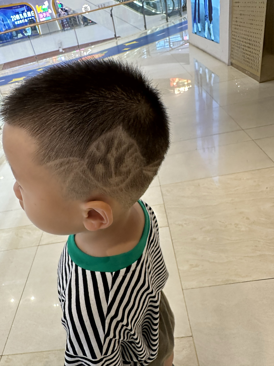 剪了奥特曼发型,帅帅滴!