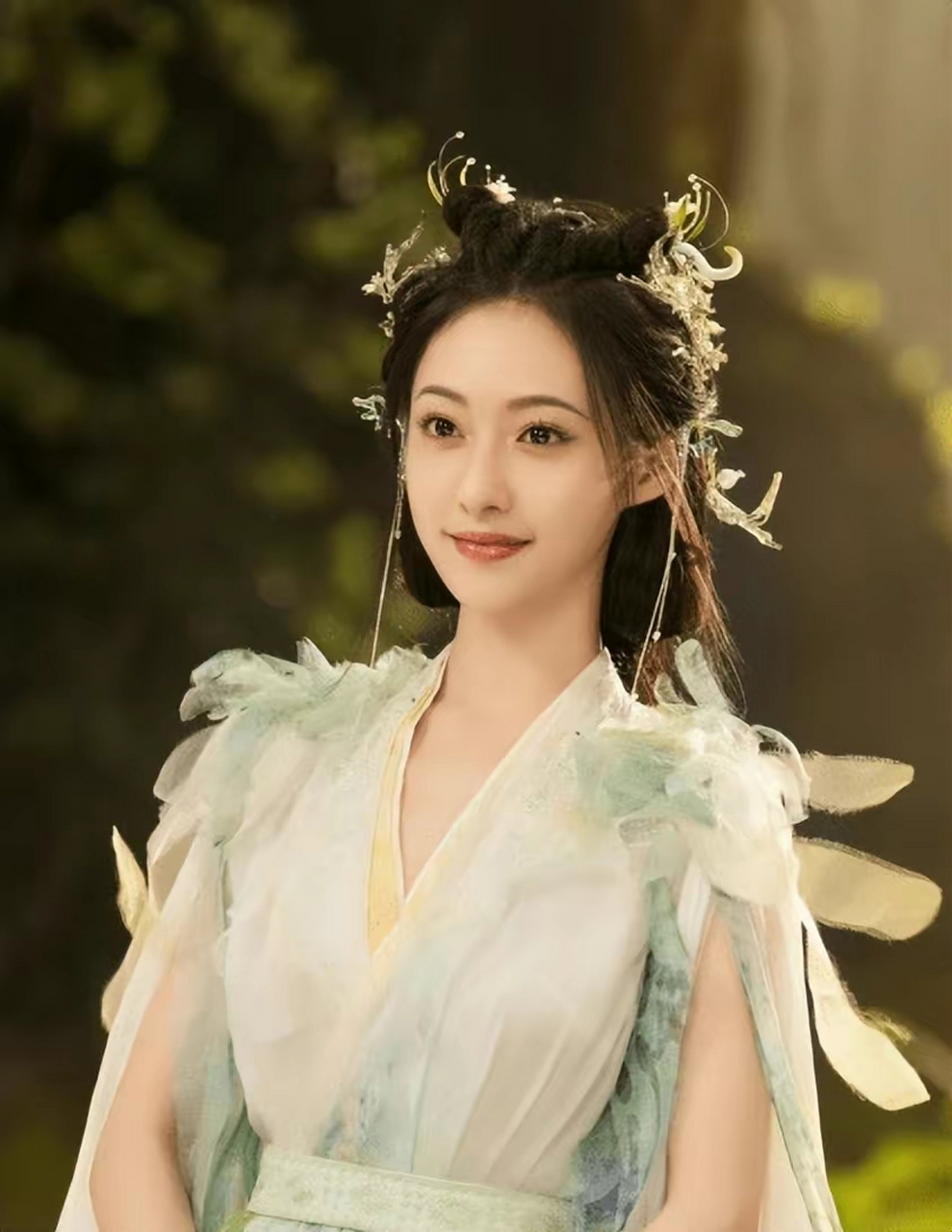 完颜洛绒# #胡连馨与男子在商场接吻# #九月动态激励计划# 完颜洛绒