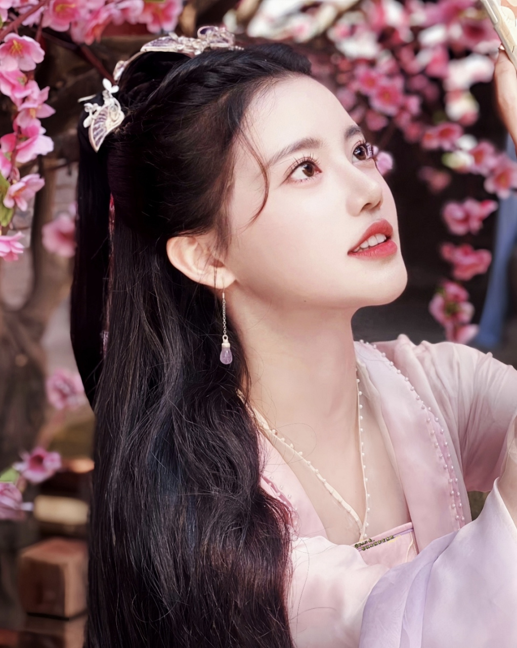 不得不说孙珍妮的古装造型是真美,就没有一个造型翻车的,一个比一个