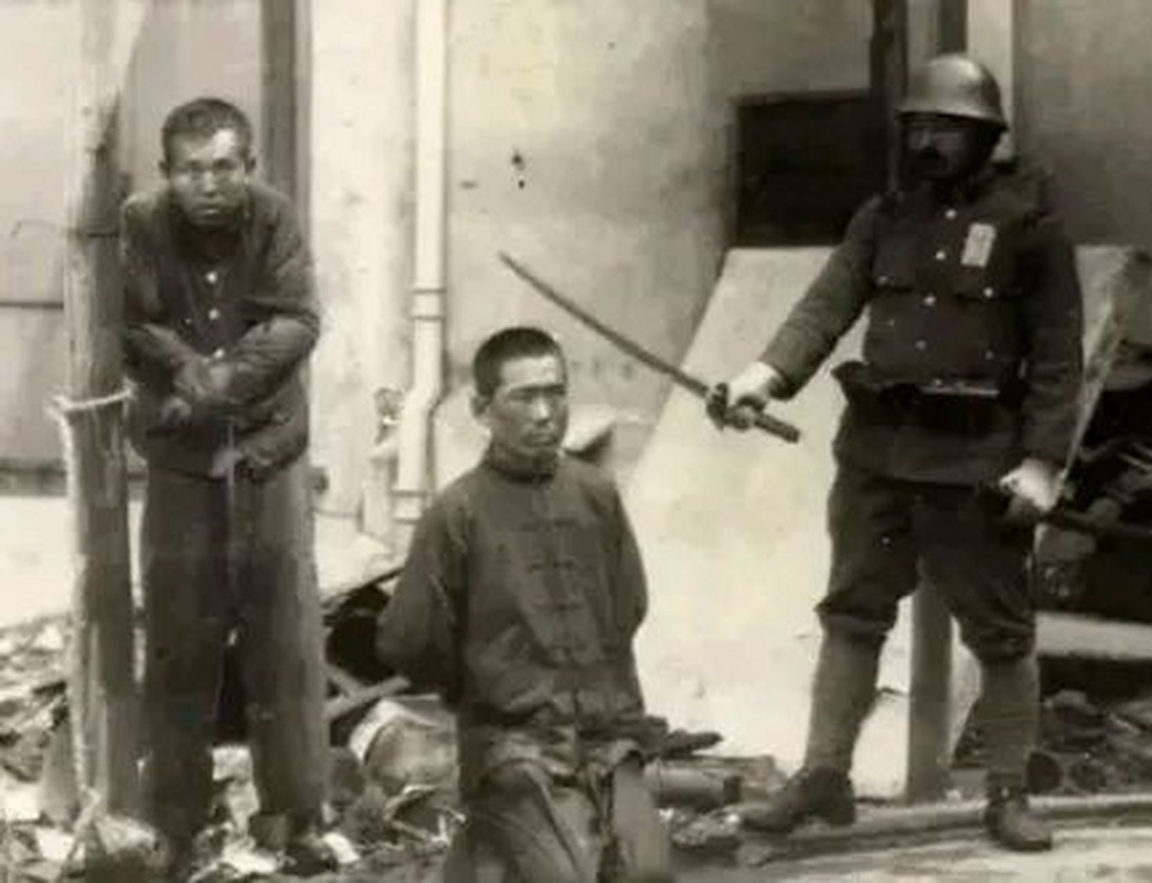 历史老照片,1938年10月26日,武汉沦陷后,日军强抢民财,奸淫妇女,肆意