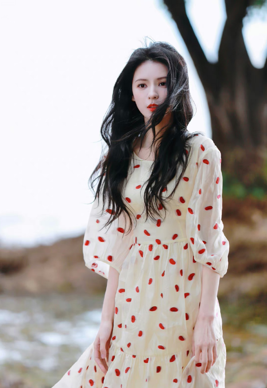 张予曦# 一袭奶黄色斑点连衣裙,肤白貌美的容颜,窈窕曼妙的身材,清纯