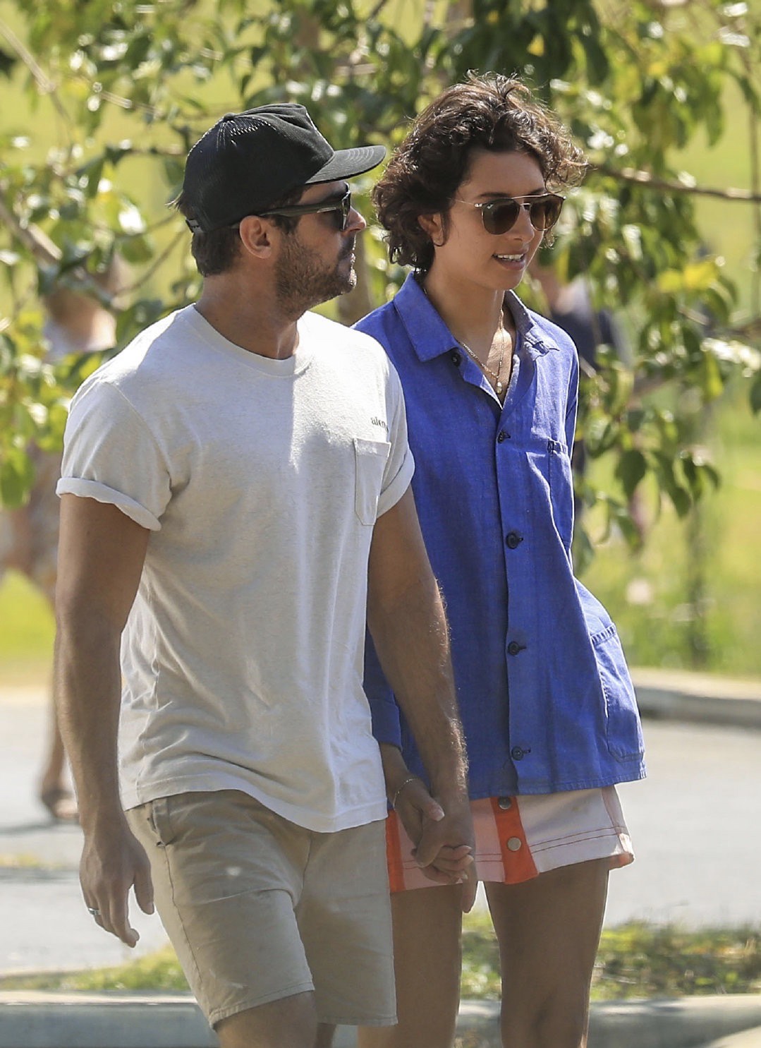 浪漫!扎克·埃夫隆和新女友vanessavalladares拜伦湾最新街拍