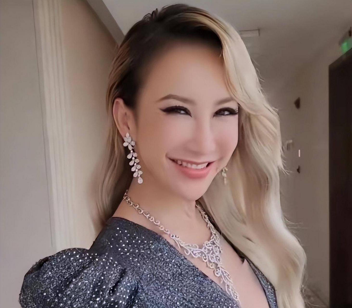 华语乐坛巨星李玟逝世|怀念与追思 00 近日,一则悲