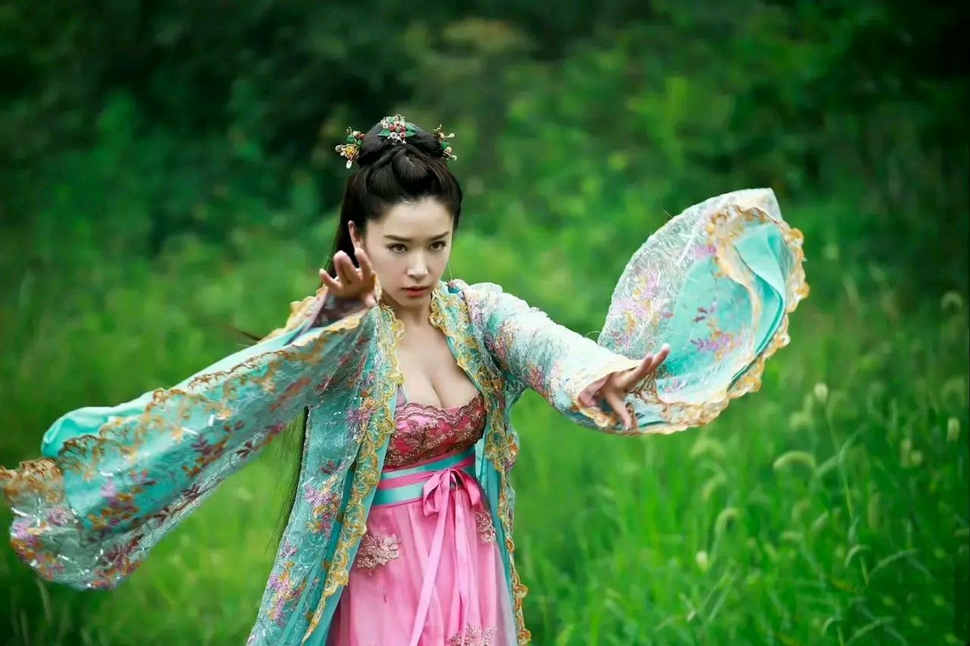 阚清子和任嘉伦的《通天狄仁杰》剧照,这妆造怎么有点雷,当时两人还都