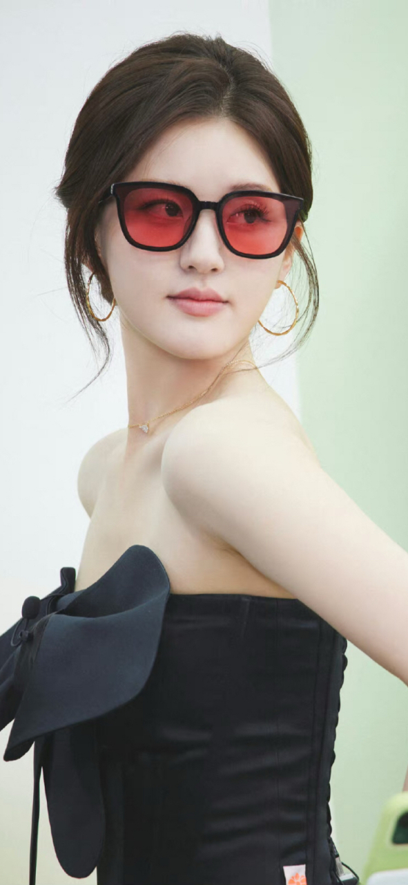 赵露思的太阳镜很不错