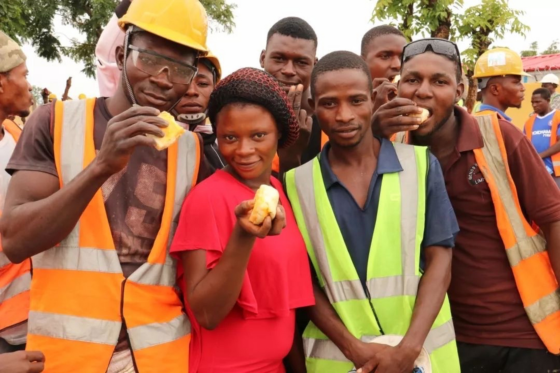 中国重汽去非洲尼日利亚建厂生产重卡,有人问,当地黑人工人待遇多少