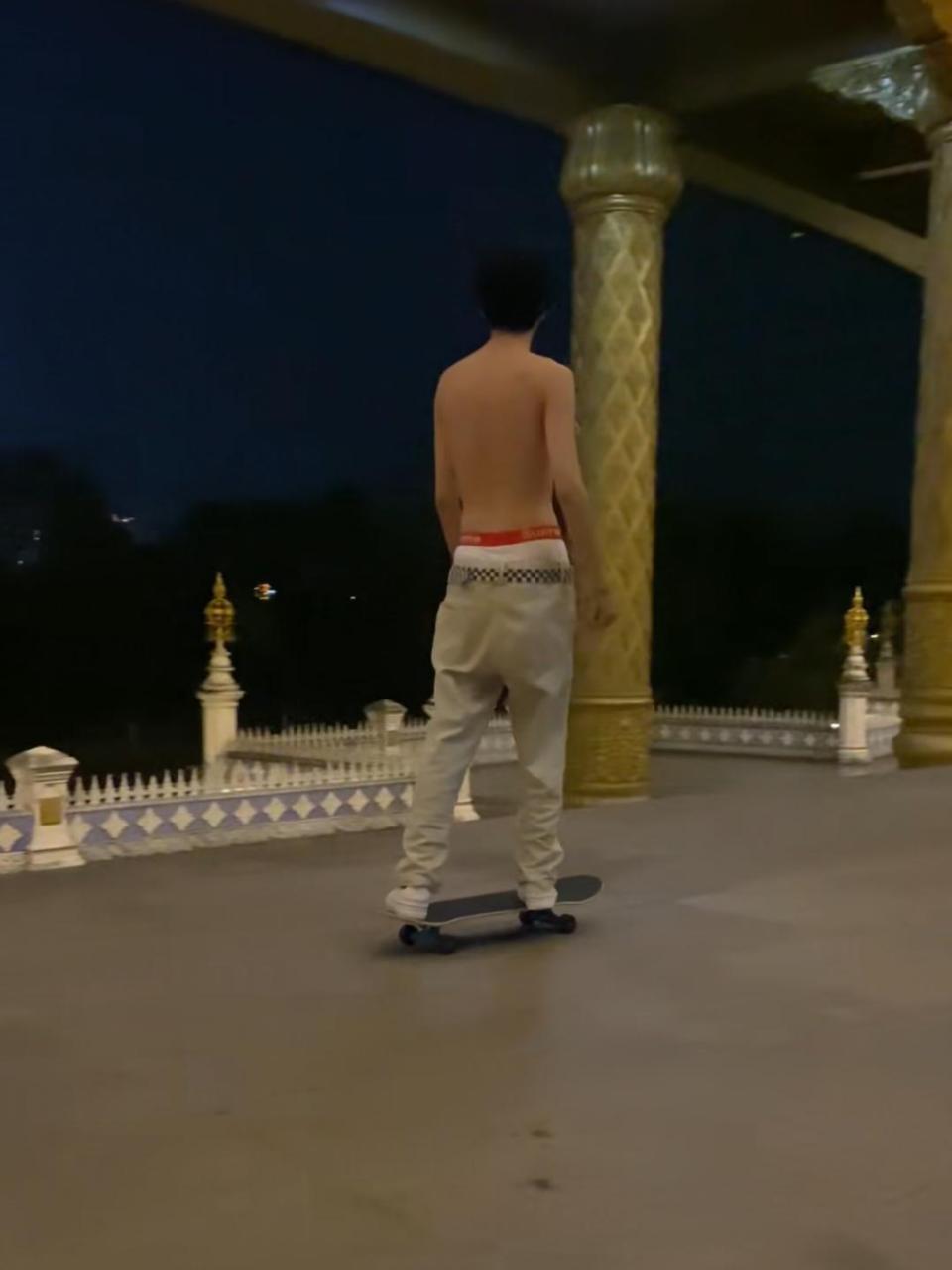 我要不要告诉他,他裤子快掉下来了?