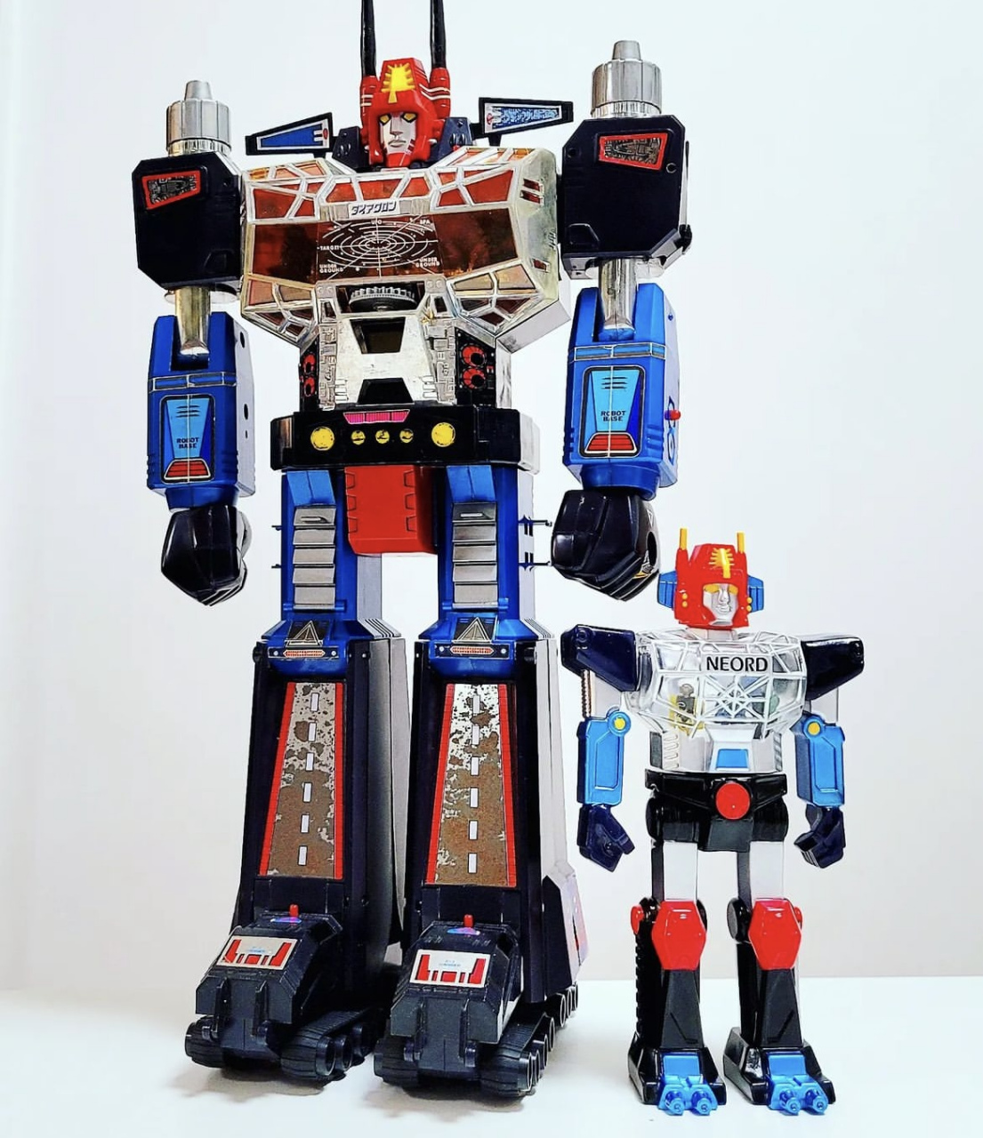 模型欣赏:戴亚克隆da-95陆地战舰与旧版模具对比.