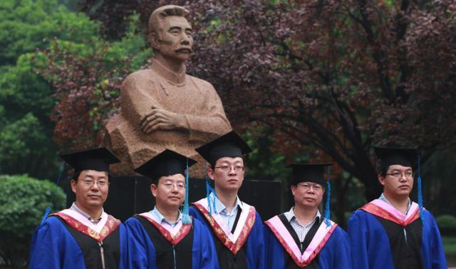 财经大学是学什么专业男孩(男生学金融学好还是经济学好)