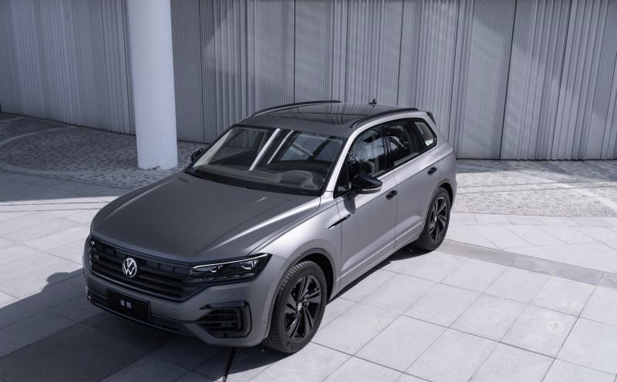 8月25日开幕的成都车展上,途锐火山岩涂装运动版正式上市,包含2款