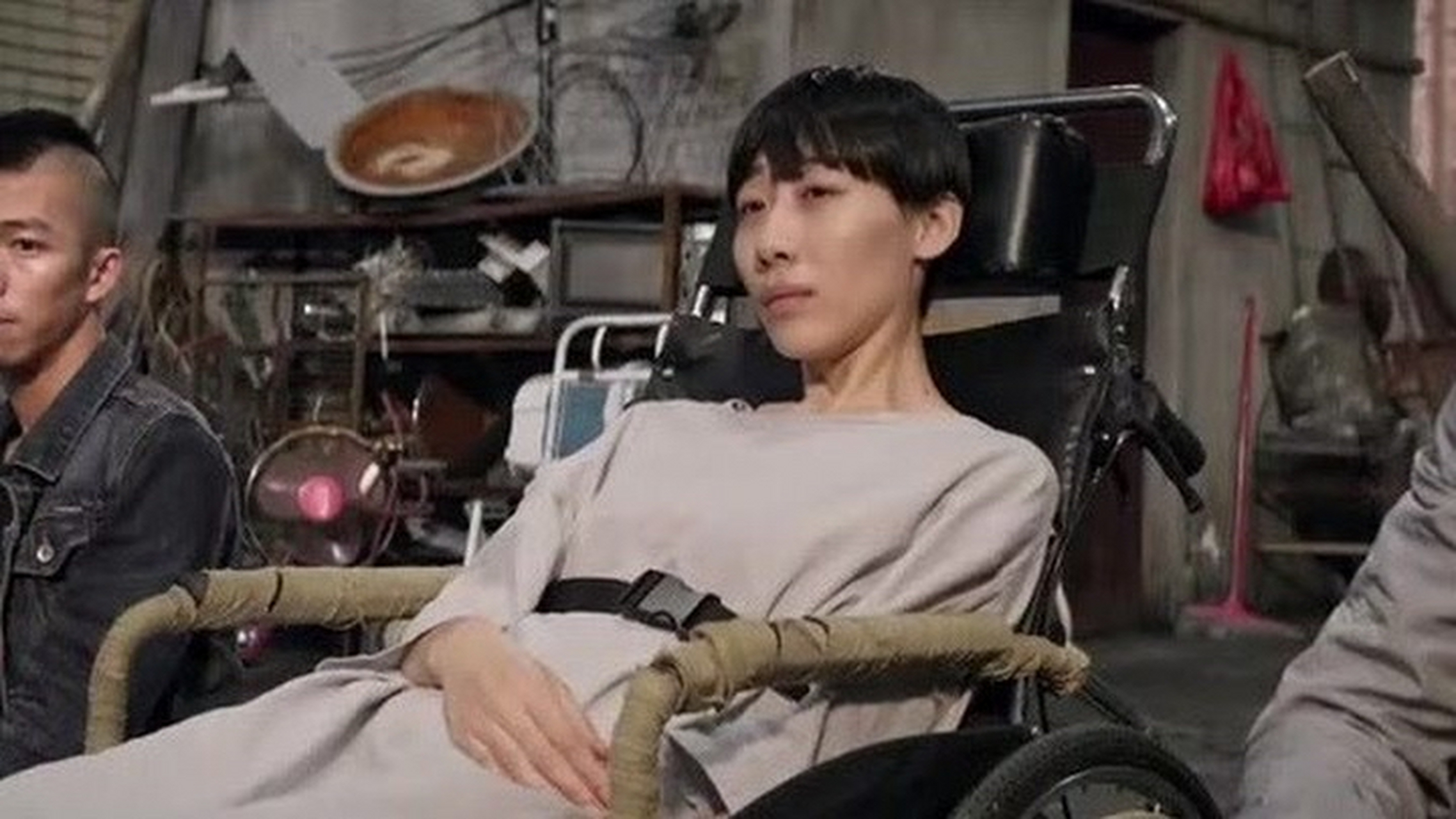 《无名之辈》任素汐饰演马嘉旗躺在轮椅上,全身不能动,面对两个歹徒