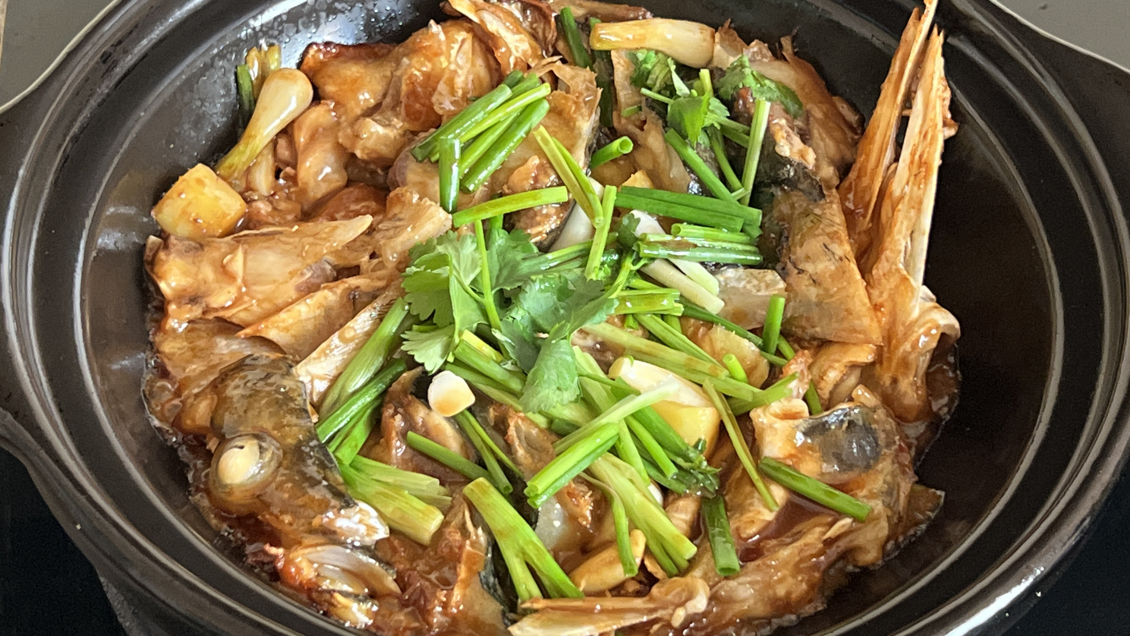 教你姜葱鱼头煲怎样做才嫩滑鲜香,一点腥味也没有,简单又好吃