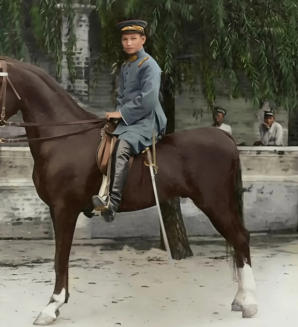 马上的公子哥是桂系军阀陆荣廷儿子陆裕光,确切的说是养子.