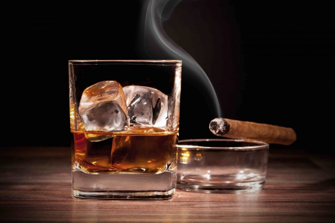 抽烟时喝酒会更容易醉吗?