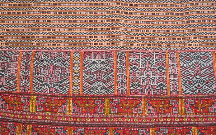 从少数民族文化中来看,海南黎族的蛙纹主要表现在文身与织锦中