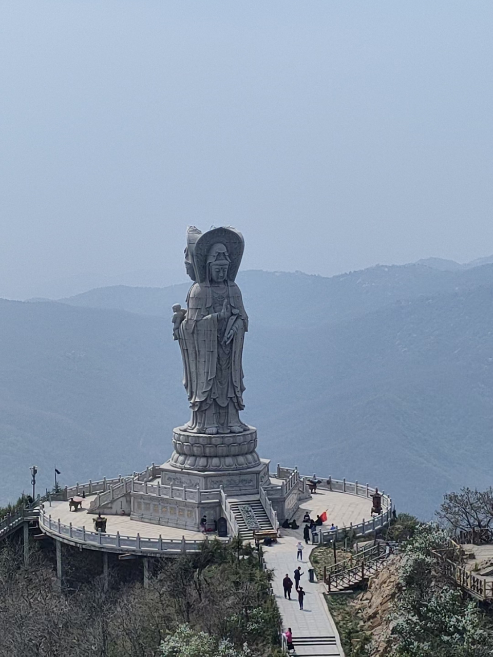 驻马店老乐山景区挺漂亮的,这个是山顶最高的地方有一座观音像!