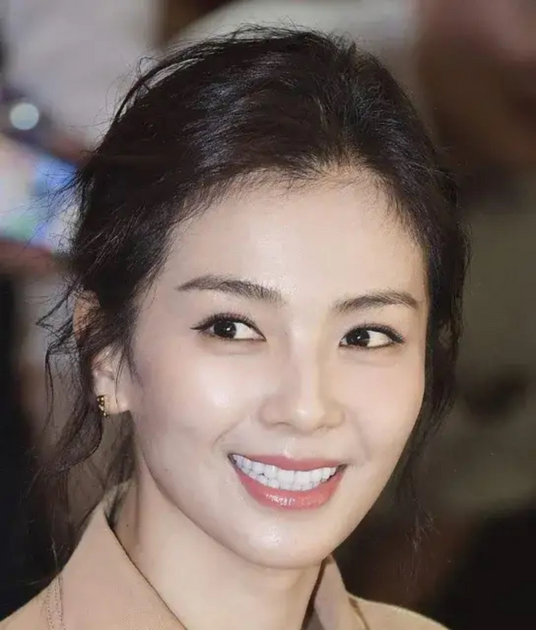 明星们都爱整齐又洁白的烤瓷牙,但是一笑的时候好违和啊.