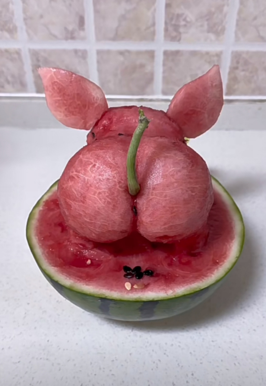 哈哈,大家有看过红色西瓜猪吗?不得不说这造型做得也太好了[笑哭]