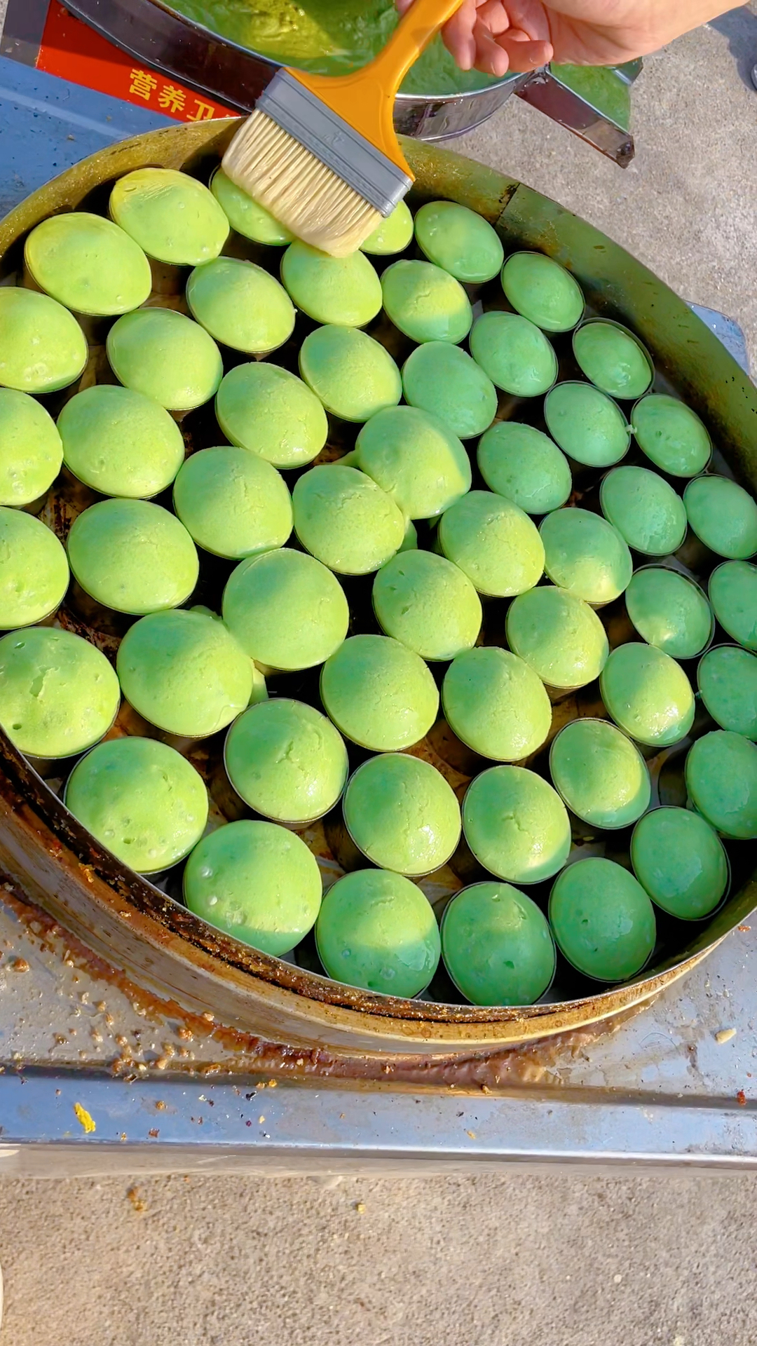 石磨绿豆饼:鲜绿豆浆300克糯米粉1500克,脆炸粉10克,无吕泡打粉2克,糖