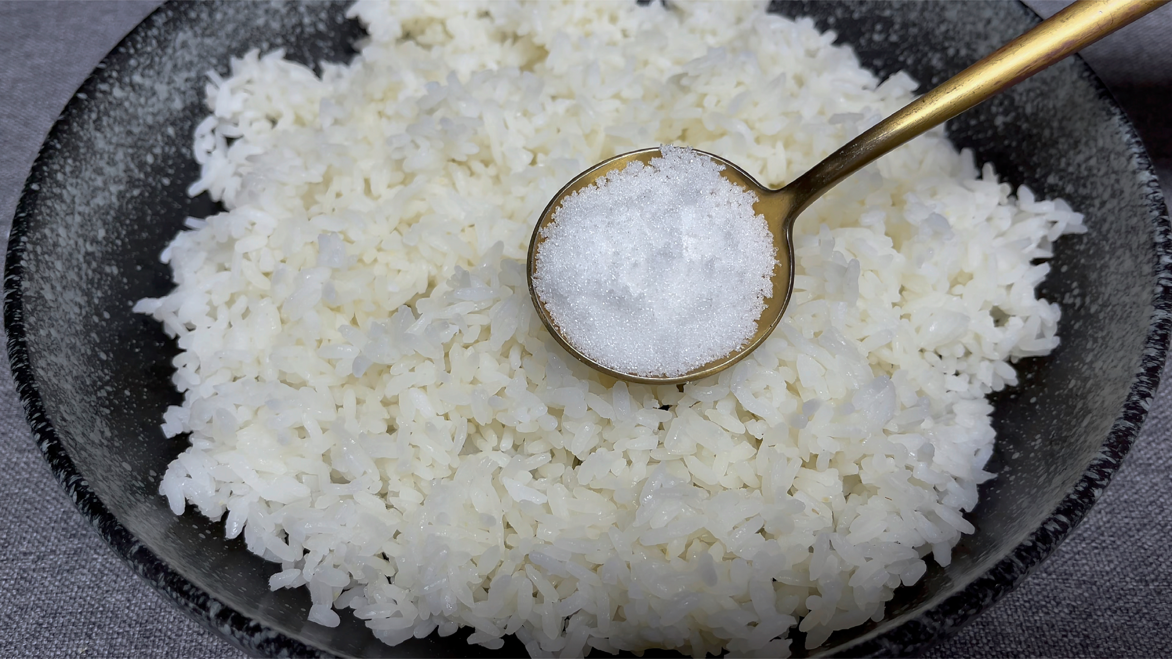 剩米饭中加1勺白糖，简单搅一搅营养又美味，高考期间做给孩子吃